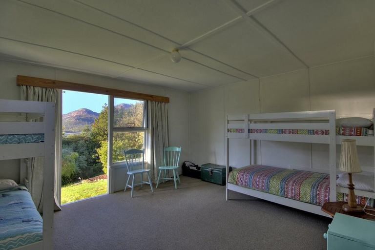 Bedroom 2, Freycinet Beachfront Retreat, Glamorgan-Spring Bay