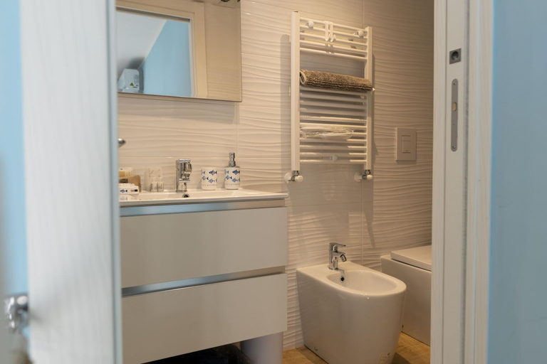 Bathroom 3, The Sorabellas, Latina