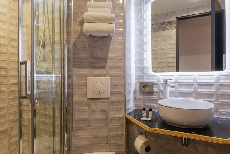 Bathroom 4, Inter-Hotel Orleans Nord, Loiret