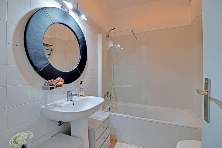 Bathroom, Faro Airport Flat 1 by Homing, Faro