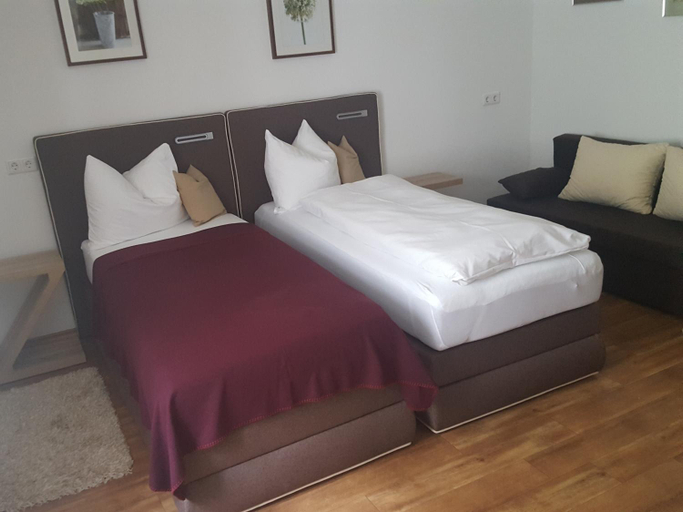 Bedroom 2, Pension "Zum Raubritter", Kelheim