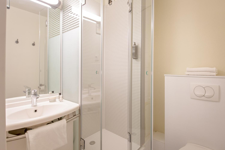 Bathroom 4, ibis budget Aubagne Paluds Agora, Bouches-du-Rhône