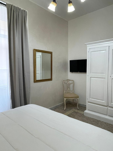 Others 3, La casa in centro, Salerno