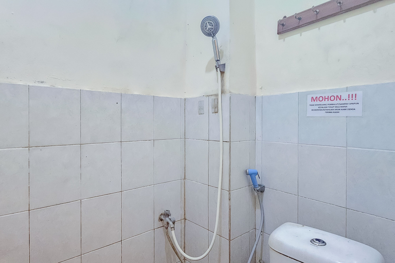 Bathroom 3, RedDoorz near Alun Alun Cianjur, Cianjur