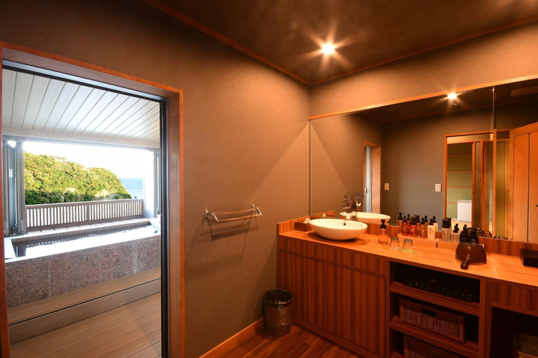 Bathroom 4, Ubarakan, Katsuura