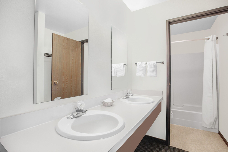Bathroom 4, FairBridge Inn & Suites Moscow/Pullman, Latah