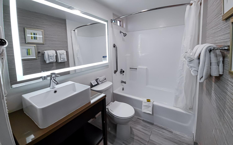 Bathroom 5, Quality Inn Burbank Airport, Los Angeles