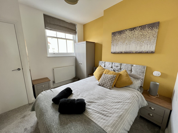 Others 5, Luxury on the beach, Portsmouth