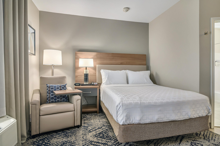 Candlewood Suites LONGVIEW, an IHG Hotel Room Type - 1 Queen Bed Studio Suite Comm Access Tub