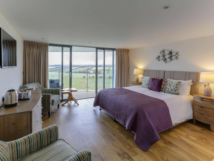 Bedroom 2, The Pickwick Inn & Oliver's Restaurant, Cornwall
