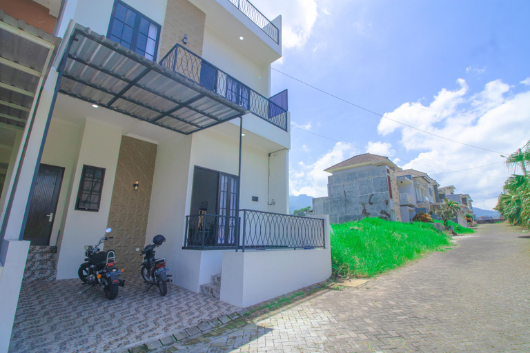 Exterior & Views 2, Villa Azzalea | Private Pool & Rooftop, Malang