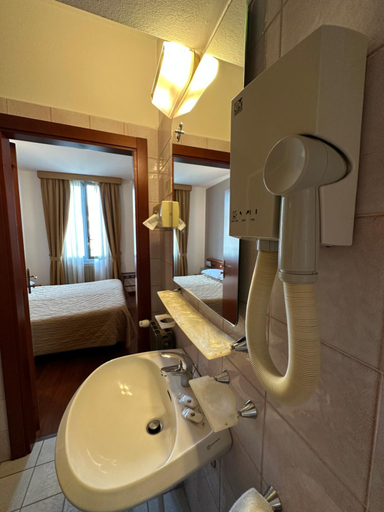 Bathroom 4, Hotel Aspromonte, Milano