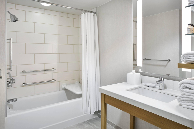 Bathroom 3, Delta Hotels by Marriott Norfolk Airport, Norfolk