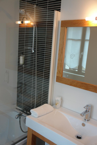 Bathroom 5, Best Western Plus Hotel Kregenn, Finistère