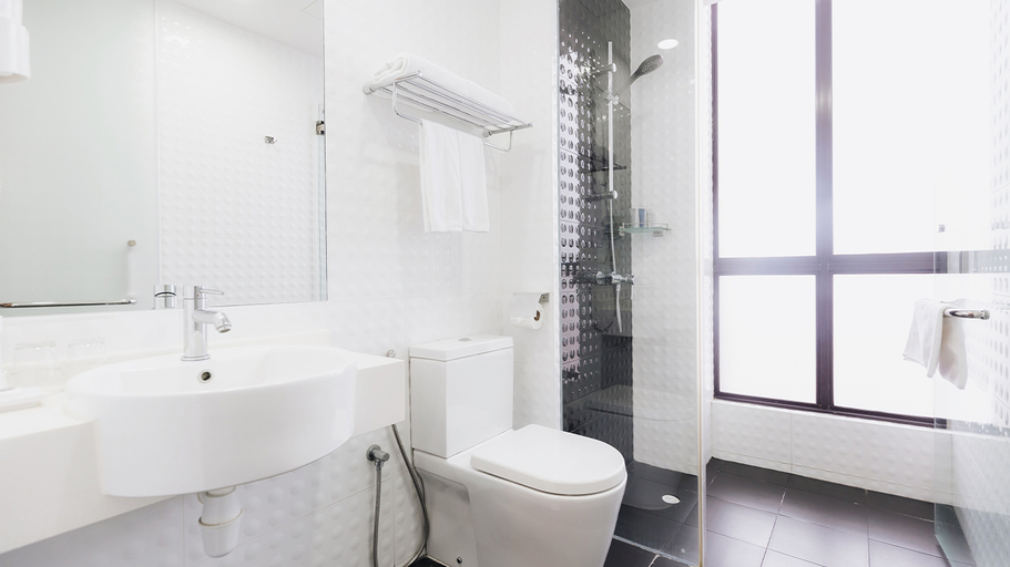 Bathroom 5, Santa Grand Hotel, A NuVe Group Collection, Singapura