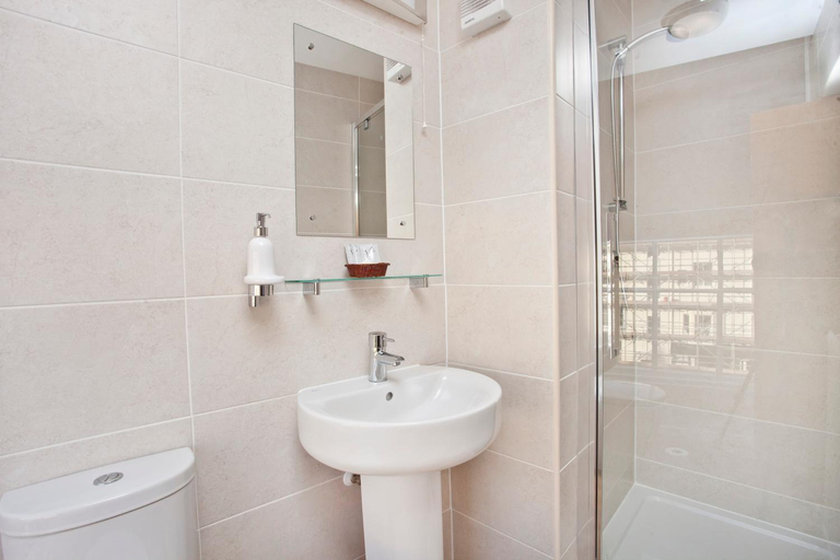 Bathroom 3, Dickens Bar and Inn, North Yorkshire