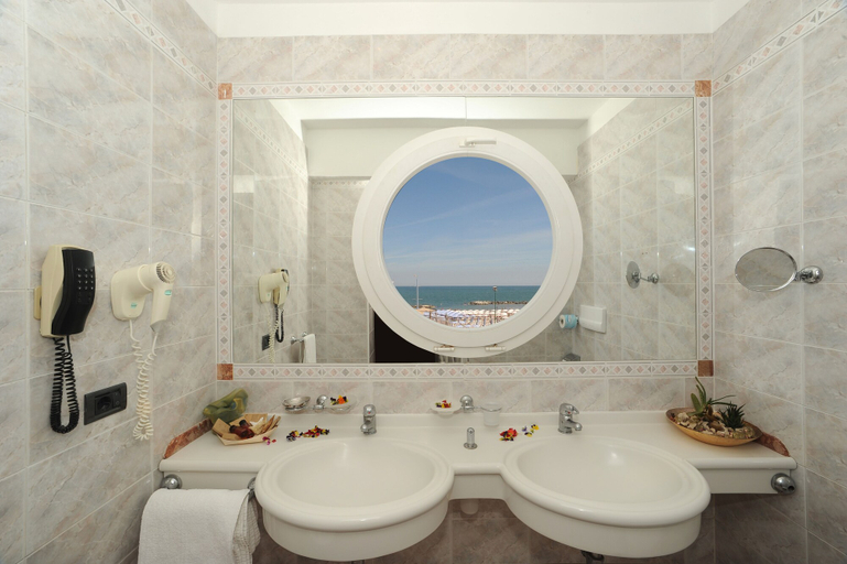 Bathroom 5, Hotel Vienna, Rimini