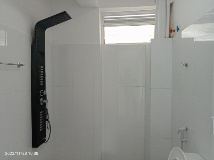 Bathroom, The Kingdom Gate Hotel, Harispattuwa