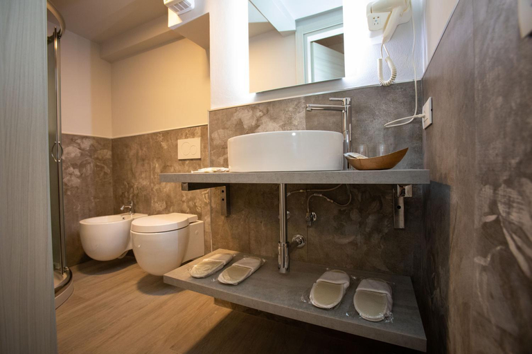 Bathroom 2, AL 54 Accommodation, Ascoli Piceno