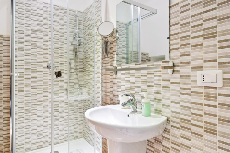 Bathroom 5, San Nicola Clemente Private Room, Bari