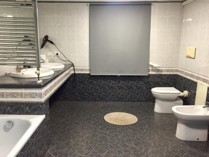Bathroom 5, Mola Rooms, Napoli