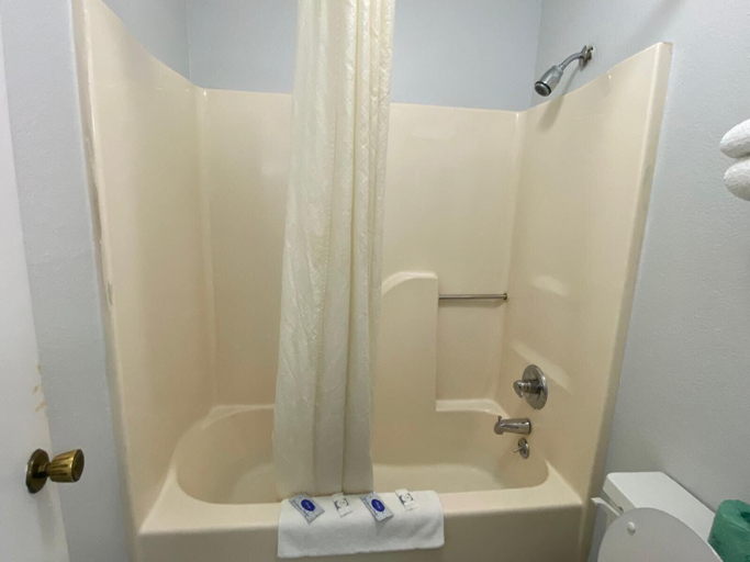 Bathroom 3, Savannah Lodge, Hardin