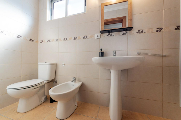 Bathroom 2, Rainbow Guest House, Madalena