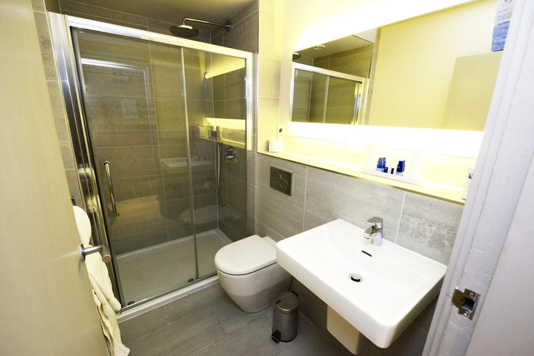 Bathroom 3, Glynhill Leisure Hotel & Conference Venue, Renfrewshire