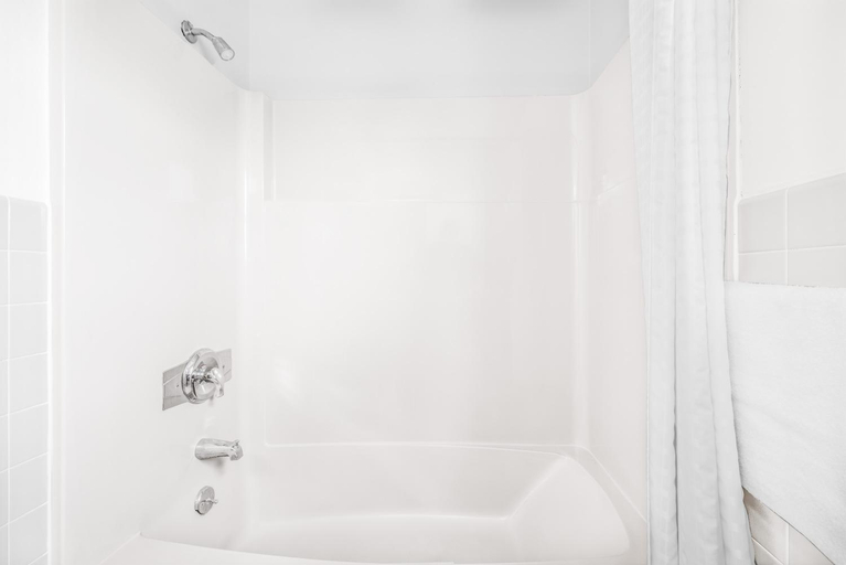 Bathroom 4, Knights Inn - Pine Grove, PA, Schuylkill
