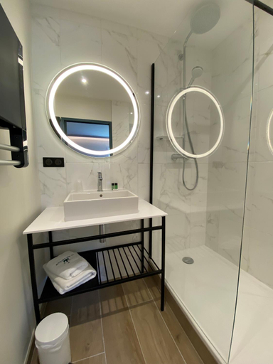 Bathroom 2, Hotel Lancelot & Spa - Domaine du Roi Arthur, Morbihan