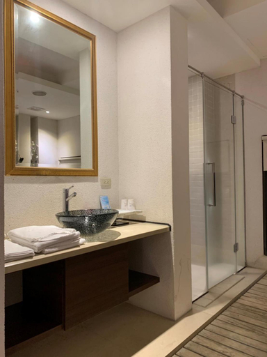 Bathroom 2, LI-GIN Motel, Chiayi City