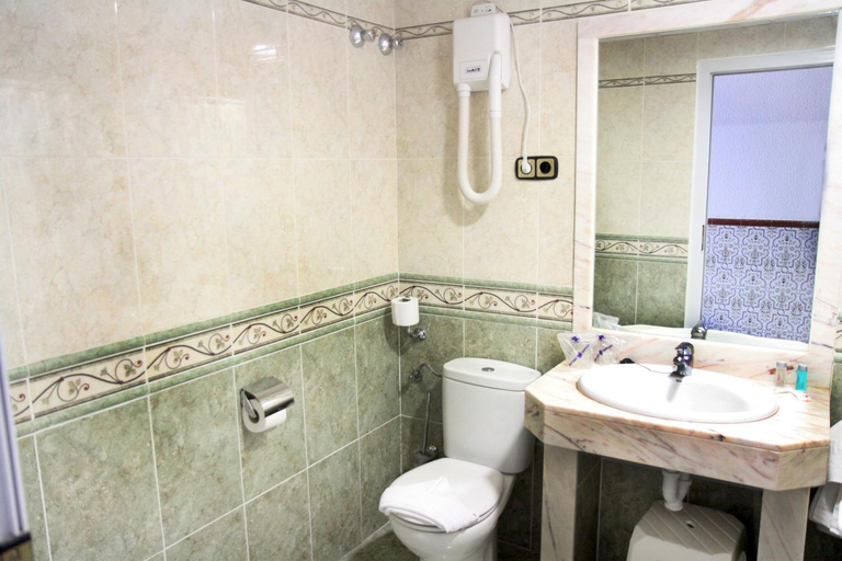 Bathroom 4, Univers, Girona