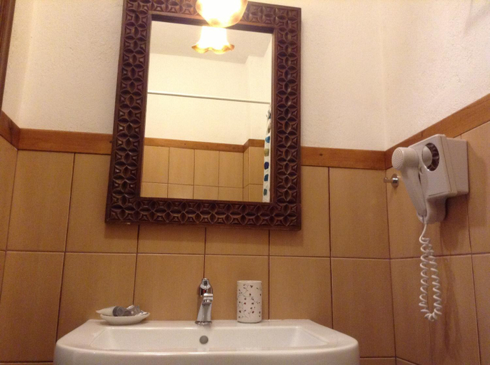 Bathroom 2, Pyrgos Adrachti, Thessaly