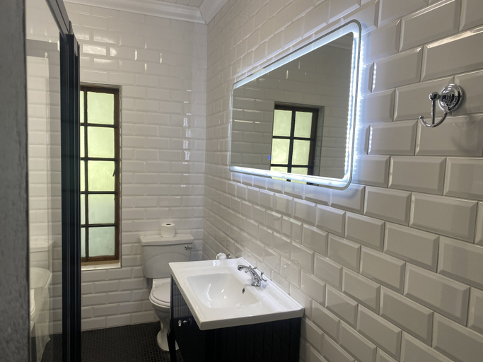 Bathroom 4, The Halfway House Hotel, Frances Baard