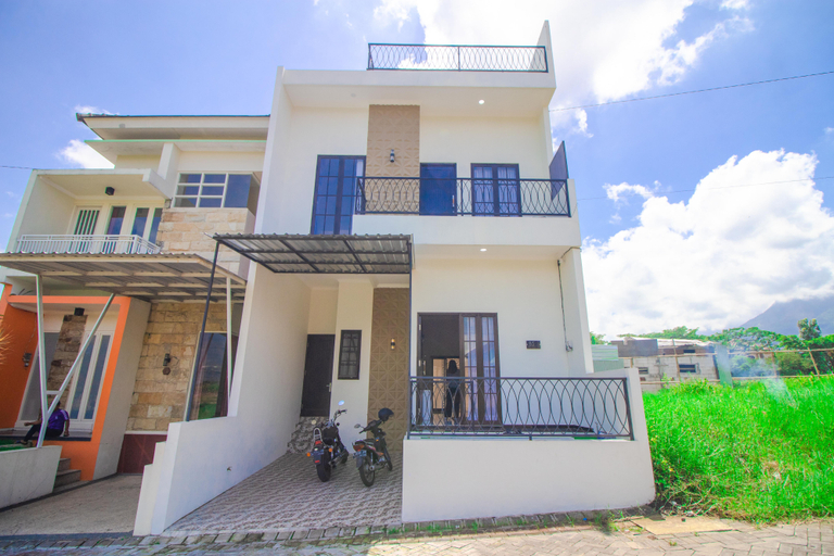 Exterior & Views 2, Villa Azzalea | Private Pool & Rooftop, Malang