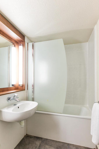 Bathroom 4, Hotel Campanile Villepinte - Parc des Expositions, Seine-Saint-Denis