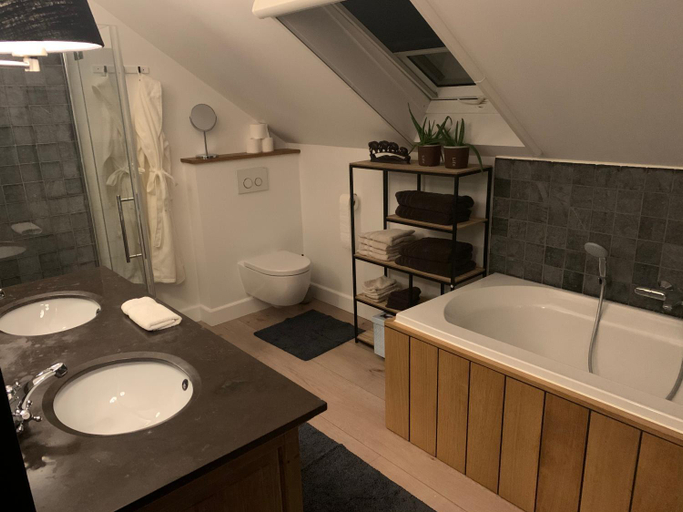 Others 2, Maas Lodge, Limburg