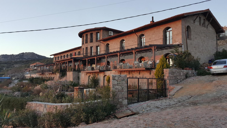Exterior & Views