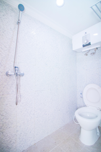 Bathroom 4, Villa Azzalea | Private Pool & Rooftop, Malang