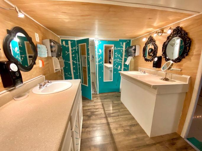 Bathroom 3, Lone Star Glamp Inn, Fayette