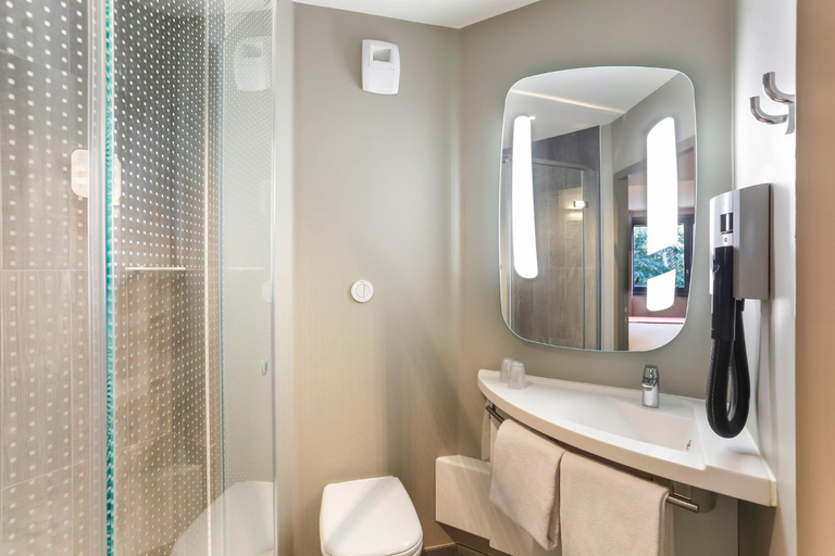 Bathroom, ibis Gonesse Le Bourget, Val-d'Oise