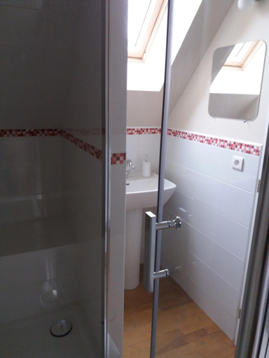 Bathroom 3, Les Trois Prunelles, Lot