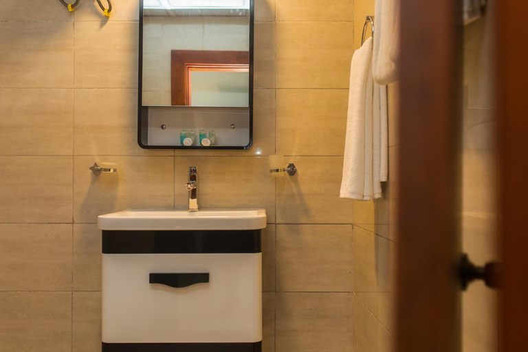 Bathroom 4, Saveira Colombo, Thimbirigasyaya