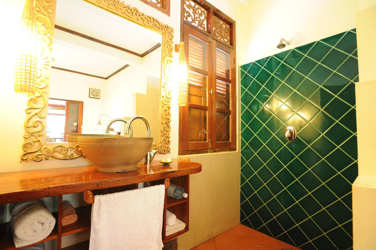Bathroom 3, Lotus Villa Hotel, Chomphet