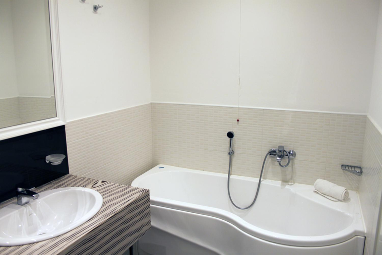 Bathroom 4, Hotel Miramare, Ragusa