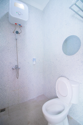 Bathroom 3, Villa Azzalea | Private Pool & Rooftop, Malang