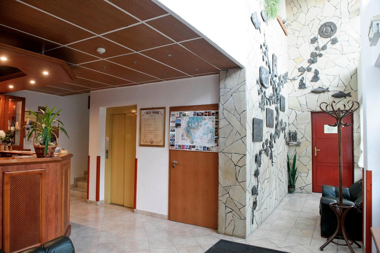 Public Area 4, Toldi Fogado, Tokaji