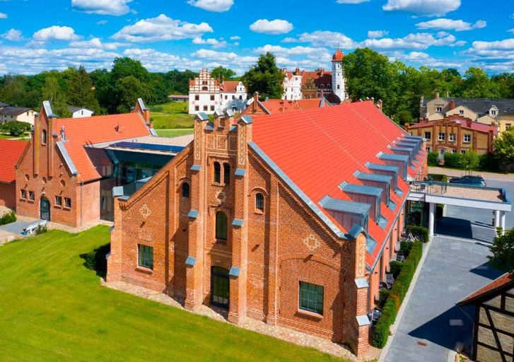 Exterior & Views