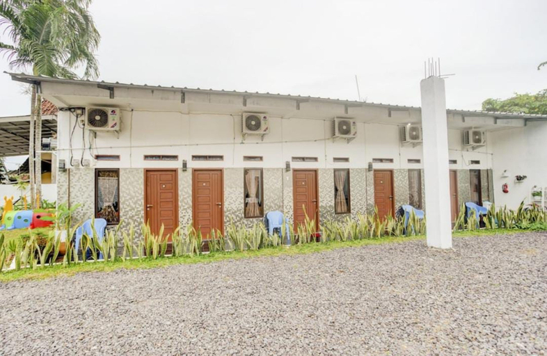 Exterior & Views 2, Oemah Ratu Hostel Syariah RedPartner, Bandar Lampung