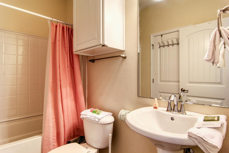 Bathroom 4, Ahoy Matey 102PB, Nueces